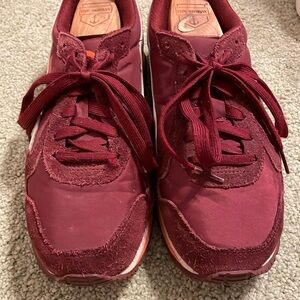 Puma ladies Sz 8 sneakers casual burgundy tennis shoes